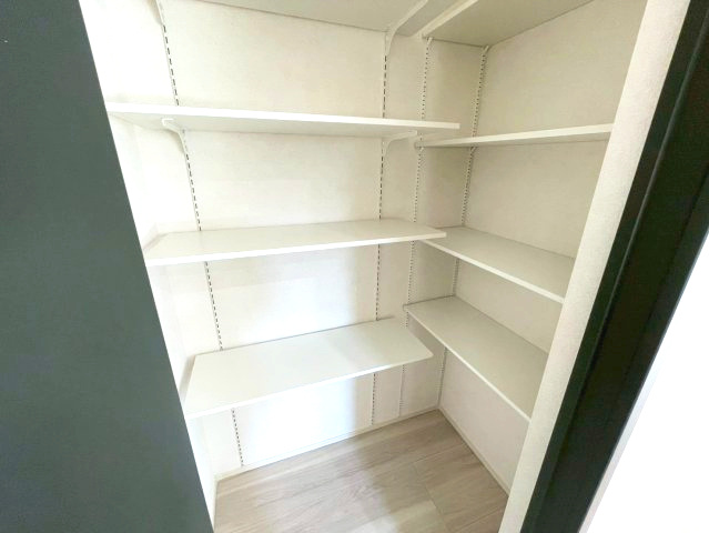 マ・メゾン　佐伯区海老園3丁目　№102の収納|パントリー
食品や日用品の
ストックにも困りません◎