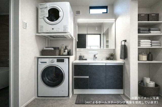 マ・メゾン　佐伯区海老園3丁目　№102の洗面所|三面鏡裏収納があるので
小物もスッキリ収納できます。
横には便利な乾太くん付き。