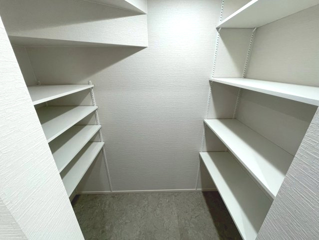 マ・メゾン　佐伯区海老園3丁目　№102の収納|洗面台横収納
リネン収納に最適です。