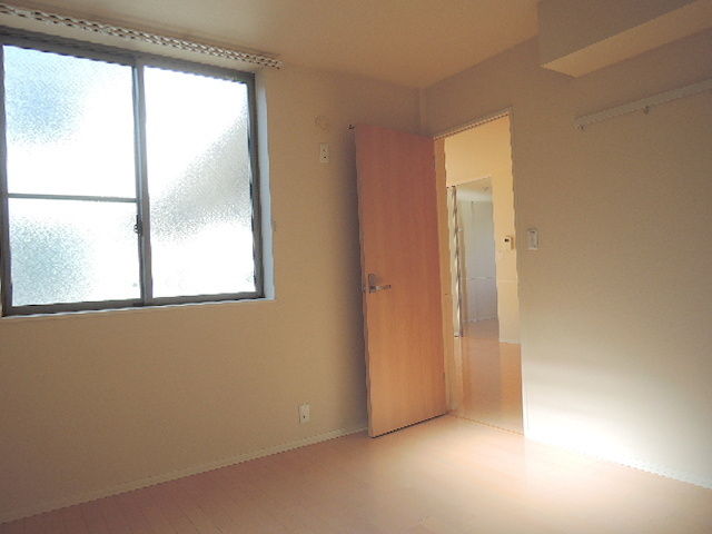 プランドール鎌倉サウスの居間・リビング|２面採光の洋室６．１帖