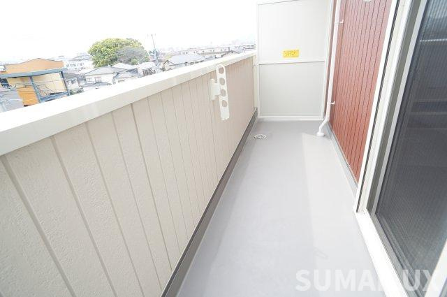 熊本市中央区黒髪３丁目のアパートのバルコニー