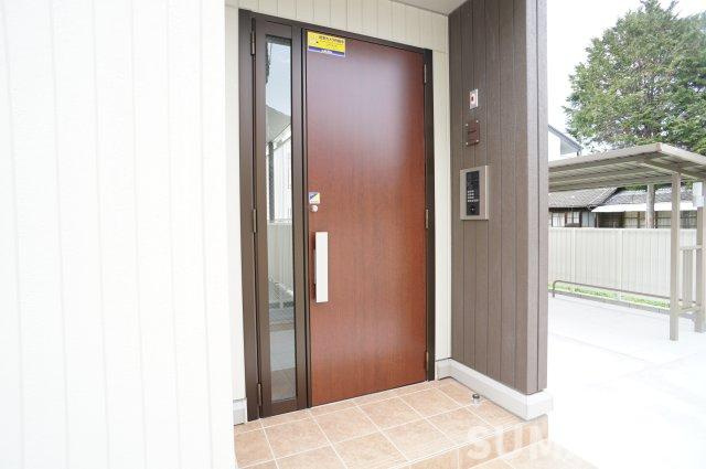 熊本市中央区黒髪３丁目のアパートのエントランス