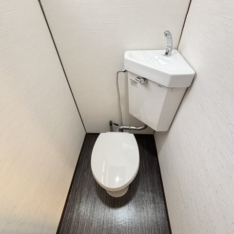 室蘭市小橋内町1丁目21-7戸建のトイレ