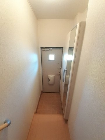 ジェルメ千本杉Ⅱの玄関|シューズボックス付きの玄関です☆