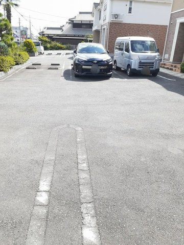 ジェルメ千本杉Ⅱの駐車場|駐車スペースもあります☆