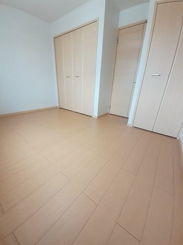 ジェルメ千本杉Ⅱの寝室|クローゼット付の寝室です☆