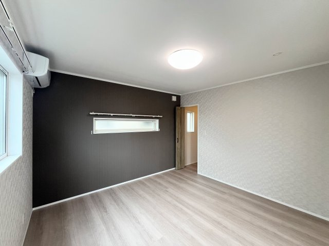 石巻市築山1丁目4-28の洋室