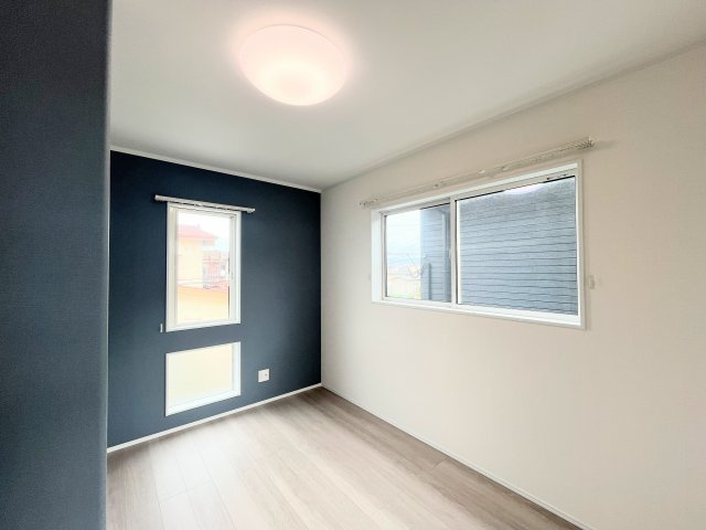 石巻市築山1丁目4-28の洋室