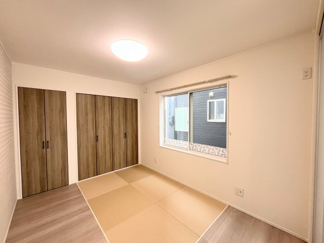 石巻市築山1丁目4-28のその他|リビングの隣接の琉球畳のある洋室です。