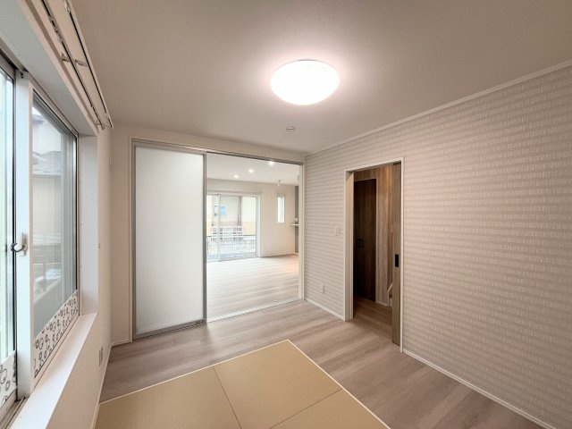 石巻市築山1丁目4-28の玄関|ゴロ寝が最高に気持ちいい。 心地よいくつろぎと肌触りの琉球畳スペースで、至福のリラックスタイムを。