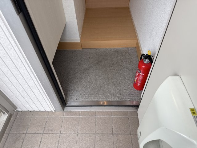 モダンコート東阿保の玄関
