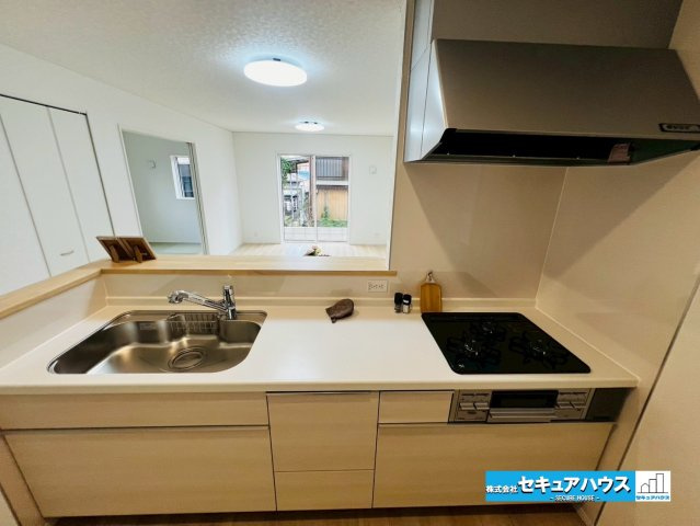 【今からご案内可能】愛知郡東郷町白鳥三丁目　全2棟のキッチン|【キッチン】
◆同時にたくさんの料理が調理できる。「焼く・蒸す・煮る」の工程を同時進行で進めることができるので、料理を素早く作ることができます。育児でバタバタ忙しいママに嬉しい♪