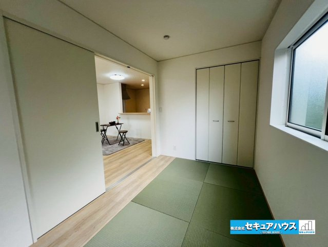 【今からご案内可能】愛知郡東郷町白鳥三丁目　全2棟の和室|【和室】
◆仕切り戸を開放してリビングと一体の広い空間にしたり、子どもの遊び場や家事スペースとしても活用できます。来客時には仕切り戸を閉めて寝室や客間として使うこともできます。