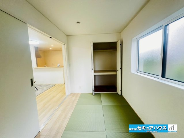 【今からご案内可能】愛知郡東郷町白鳥三丁目　全2棟の和室|【和室】
◆仕切り戸を開放してリビングと一体の広い空間にしたり、子どもの遊び場や家事スペースとしても活用できます。来客時には仕切り戸を閉めて寝室や客間として使うこともできます。