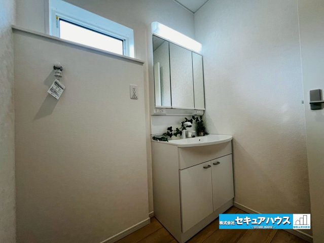 【今からご案内可能】愛知郡東郷町白鳥三丁目　全2棟の独立洗面台|【洗面台】
◆鏡の裏にはたっぷりと収納スペースを標準装備！
◆電源を付属しているのでドライヤーなど利用できます。