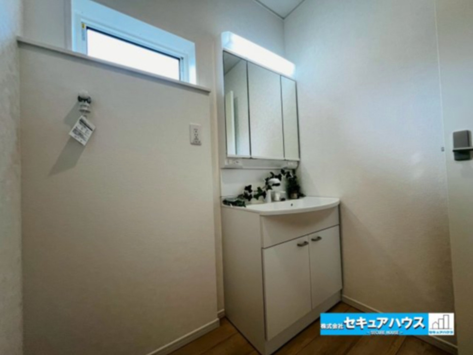 【今からご案内可能】愛知郡東郷町白鳥三丁目　全2棟の独立洗面台|【洗面台】
◆鏡の裏にはたっぷりと収納スペースを標準装備！
◆電源を付属しているのでドライヤーなど利用できます。