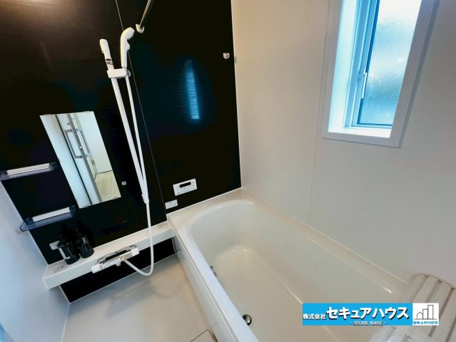 【今からご案内可能】愛知郡東郷町白鳥三丁目　全2棟の浴室|【浴室】
◆アクセントパネルで落ち着きのある雰囲気を演出します。毎日の疲れを癒やすバスタイムをお楽しみ下さい！
◆窓付きで、カビの繁殖を抑える効果があります。