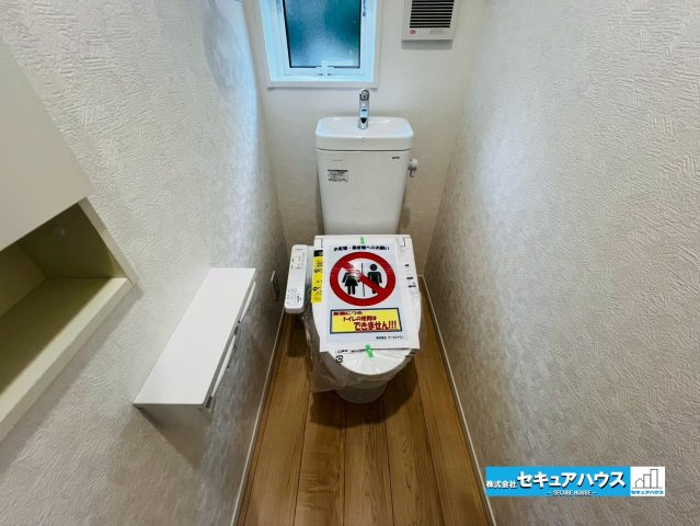 【今からご案内可能】愛知郡東郷町白鳥三丁目　全2棟のトイレ|【高機能トイレ】
◆高機能トイレの多くは便器のフタの開閉が自動であり、使用後に手動で水を流す面倒もなく非常に便利です。スタイリッシュな見た目で、お掃除しやすく、節水効果が高いです。