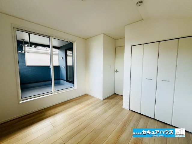 【今からご案内可能】愛知郡東郷町白鳥三丁目　全2棟の洋室|【洋室】
◆広々とした居住空間は日々の暮らしを彩り、心のやすらぎと満足感を与えてくれます。通風と採光を考慮した設計は子供たちはのびのび育ち、家族でくつろぎと団らんを生み出します。