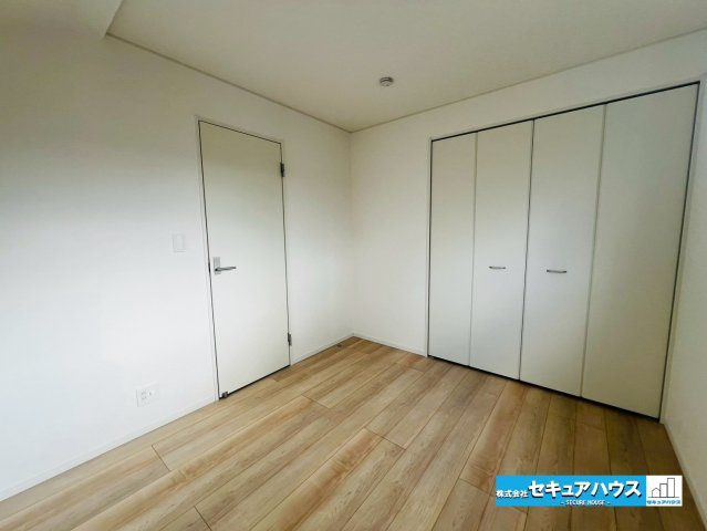 【今からご案内可能】愛知郡東郷町白鳥三丁目　全2棟の洋室|【洋室】
◆家族一人ひとりの大切なプライベート空間。趣味に合わせて使って頂けるようシンプルに仕上げてあります。暮らし心地を大きく左右する収納を、適材適所に配置し使い勝手を考慮しました。　