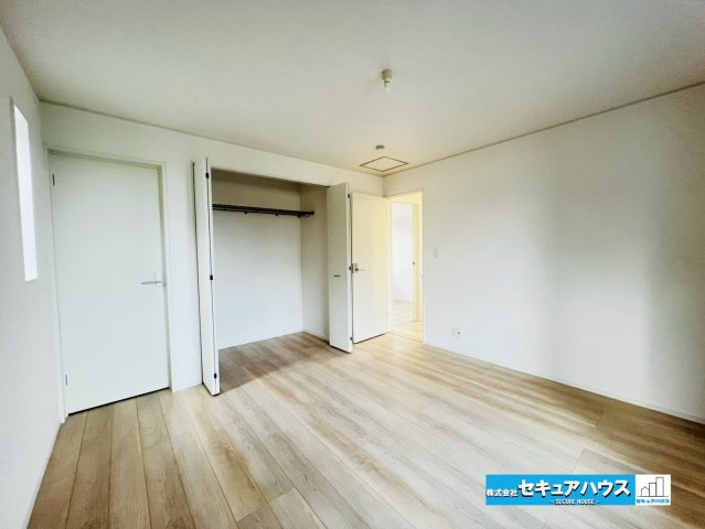 【今からご案内可能】愛知郡東郷町白鳥三丁目　全2棟の洋室|【洋室】
◆家族一人ひとりの大切なプライベート空間。趣味に合わせて使って頂けるようシンプルに仕上げてあります。暮らし心地を大きく左右する収納を、適材適所に配置し使い勝手を考慮しました。　