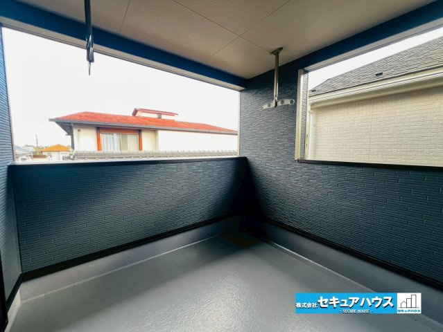 【今からご案内可能】愛知郡東郷町白鳥三丁目　全2棟のバルコニー|【バルコニー】
◆見晴らしもよく、太陽の温かな温もりをめいっぱい受け止めてくれます。
太陽の光と爽やかな風を受けたお洗濯物はあっという間に乾き、取りこむ時には太陽の匂いを感じられそうですね。　