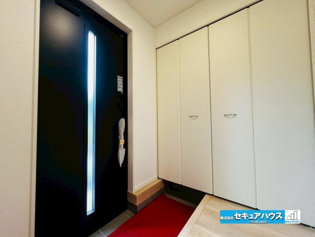 【今からご案内可能】愛知郡東郷町白鳥三丁目　全2棟の玄関|【玄関】
◆光が差し込み明るいです。気分も晴れやかになりますね。
◆玄関には、収納力のあるシューズボックスがございます。玄関まわりがすっきり片付きます。　