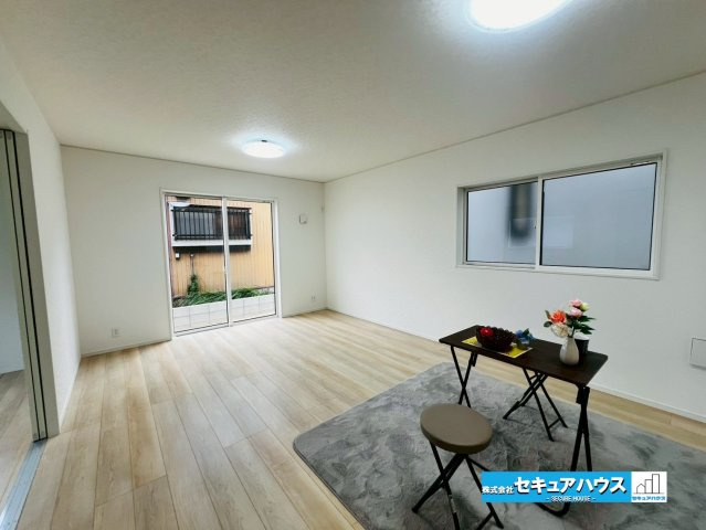 【今からご案内可能】愛知郡東郷町白鳥三丁目　全2棟の居間・リビング|【LDK】
◆日当たりが良く温かい広々リビングは家族の団らんスペースになります。