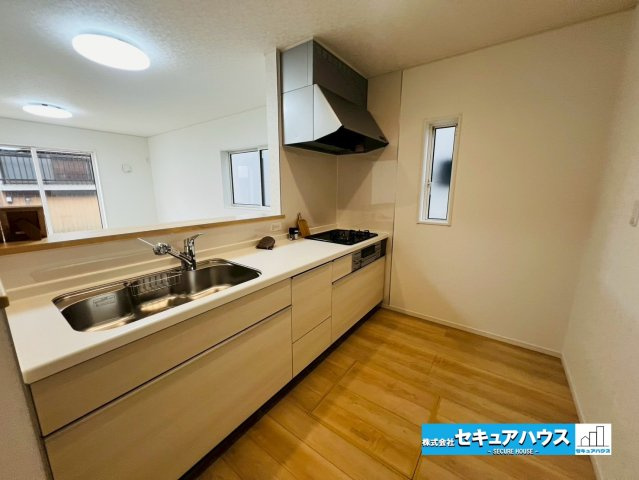 【今からご案内可能】愛知郡東郷町白鳥三丁目　全2棟のキッチン|【キッチン】
◆対面式のオープンキッチンは、家事をしながら家族の様子が一目でわかる安心＆便利設備♪