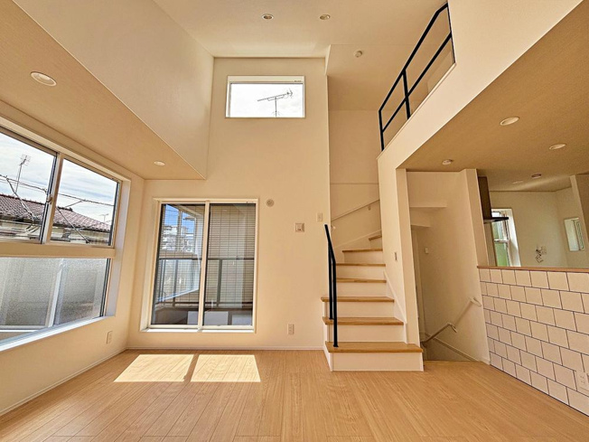 【居間・リビング】 | 天神町２丁目 | 2階にリビングを設置することで道路や外からの視線が届きにくい、プライバシー性の高いリビングでゆっくりと寛ぐことができます。