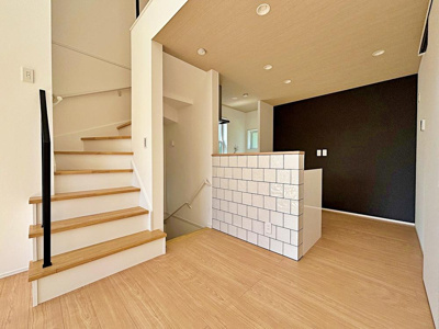 【居間・リビング】 | 天神町２丁目 | 固定階段式ロフトは、収納部屋としてはもちろん、お子様の秘密基地にも最適です。