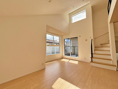 【居間・リビング】 | 天神町２丁目 | 光が降り注ぐこだわりの設計！採光良好なリビングは、ご家族の憩いの空間。居心地の良い快適な安らぎの場所になりそうです。