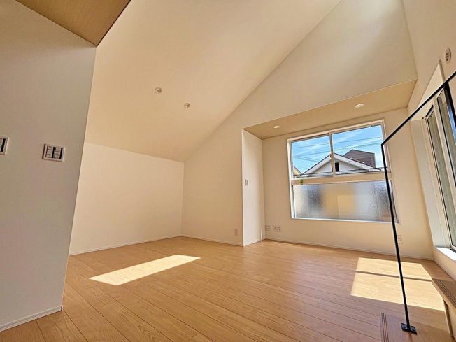 【居間・リビング】 | 天神町２丁目 | 床暖房完備のLDK♪足元からぽかぽか温まるリビング床暖房は快適です！