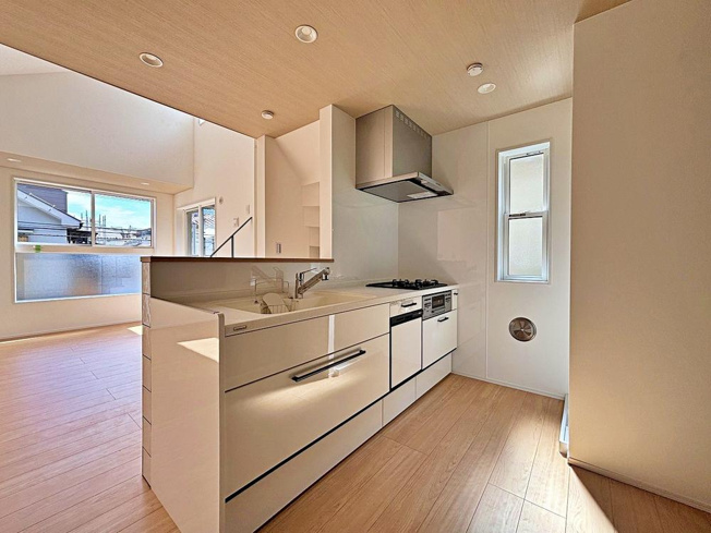 【キッチン】 | 天神町２丁目 | 開放感のあるオープンキッチン。設備された食洗機が、毎日の家事を支えます。