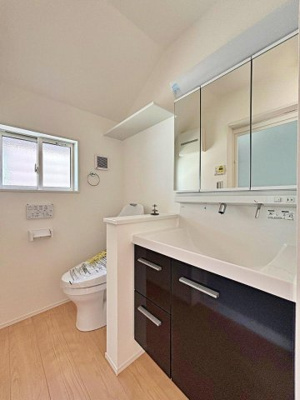 【洗面所】 | 天神町２丁目 | 3面鏡仕様の洗面機化粧台。鏡の裏にも収納がございますので、歯ブラシや化粧品などの小物類もすっきり収納できます♪