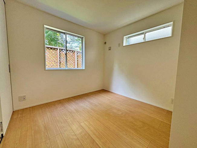 【洋室】 | 天神町２丁目 | 清潔感あるホワイトの壁紙と温もり溢れるカラーの床材が見事に調和した居室。