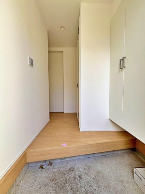 【玄関】 | 天神町２丁目 | 天井まである玄関収納は背の高いブーツなども出し入れしやすいですね。きれいな玄関でお客様をお迎えできます。