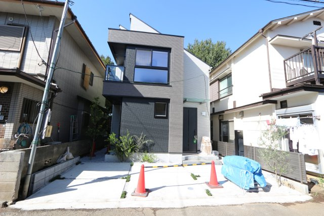 【外観】 | 天神町２丁目 | 2階建てながら固定階段付きロフトを備え、収納や趣味部屋にも活用できます。
