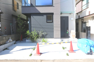 【外観】 | 天神町２丁目 | 2階にリビングを設置することで道路や外からの視線が届きにくい、プライバシー性の高いリビングでゆっくりと寛ぐことができます。