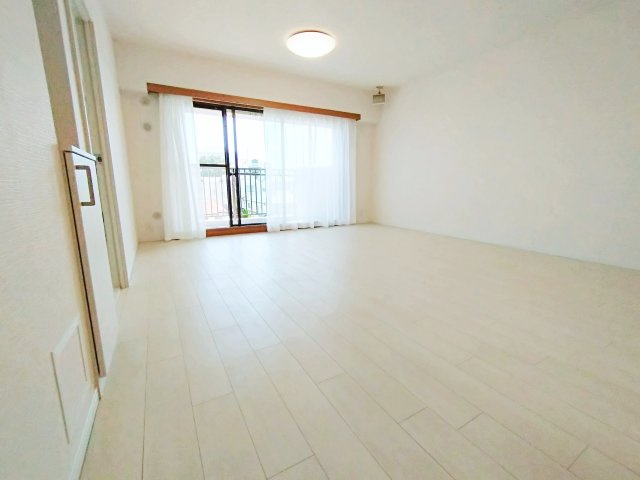 コスモ東戸塚グランパルクA棟の居間・リビング|ゆったりとした居間です