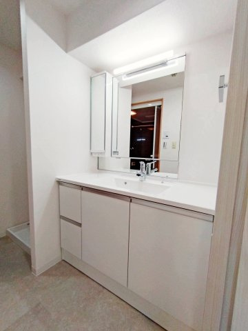 コスモ東戸塚グランパルクA棟の独立洗面台|独立洗面化粧台が付いています