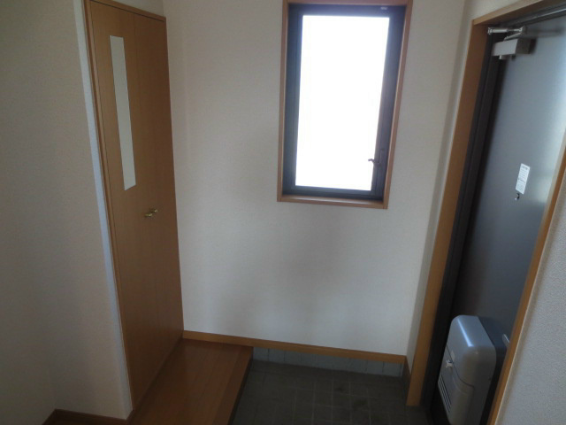 ロイヤルプレジオ菅田の玄関