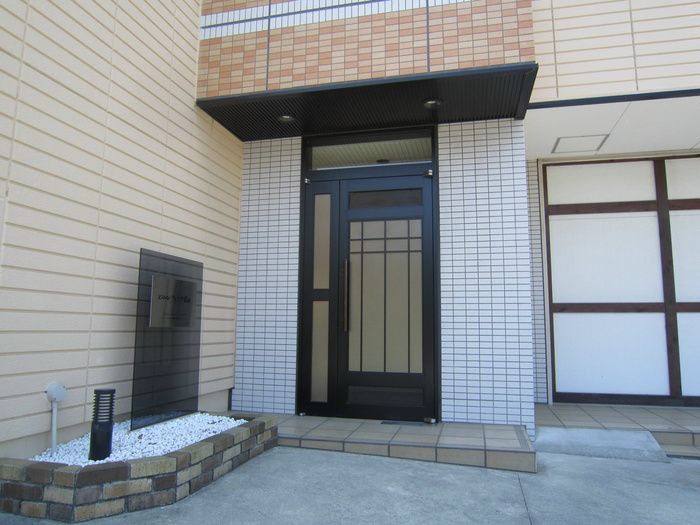 ロイヤルプレジオ菅田のエントランス