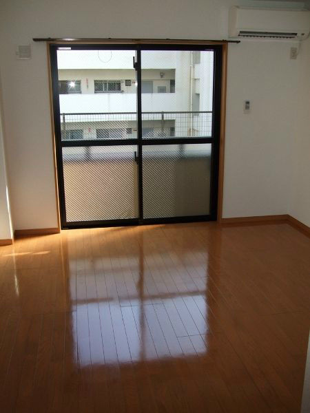 ロイヤルプレジオ菅田の居間・リビング