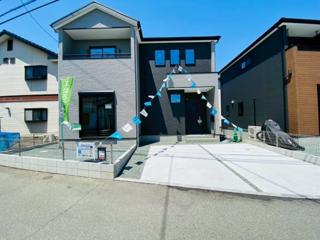 よかタウン／東区花立６丁目４期／１号棟の前面道路含む現地写真