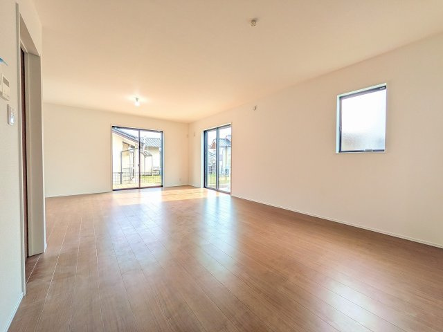 八王子市　めじろ台　新築一戸建ての居間・リビング|～20.7帖の明るいLDKで、家族団欒の時間をお過ごしいただけます～