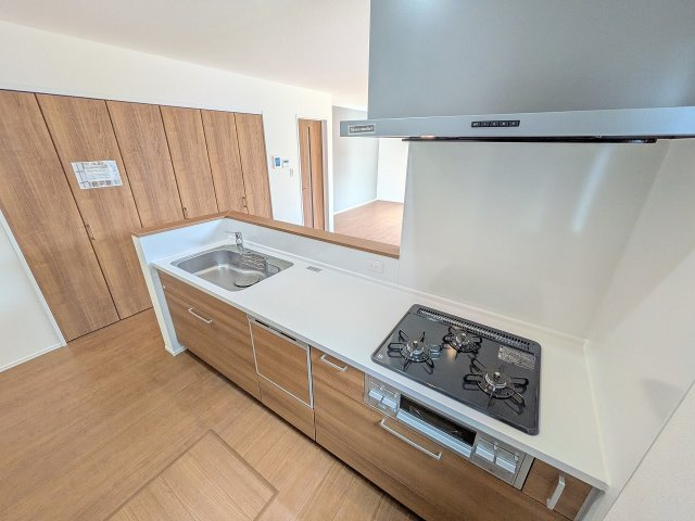 八王子市　めじろ台　新築一戸建てのキッチン|～キッチン脇には大容量収納可能なパントリー付き～