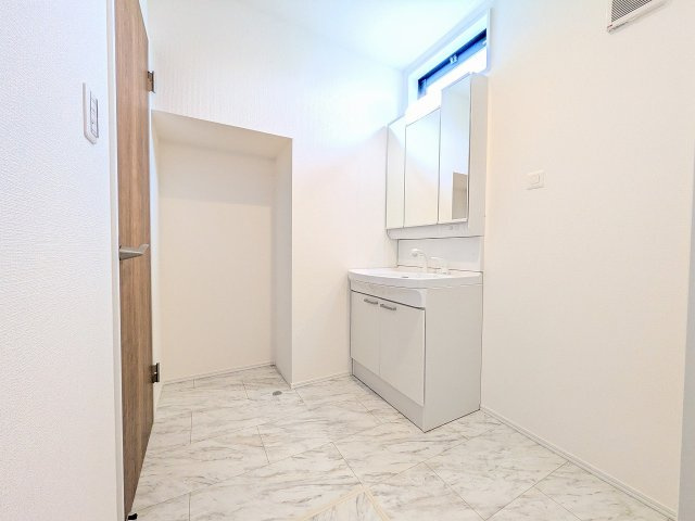 八王子市　めじろ台　新築一戸建ての脱衣所|～窓付きで明るい洗面所　換気もしやすいです～