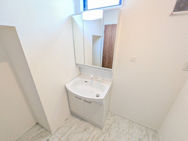 八王子市　めじろ台　新築一戸建ての独立洗面台|～３面鏡付きの独立洗面台　細々している物をスッキリ収納出来ます～