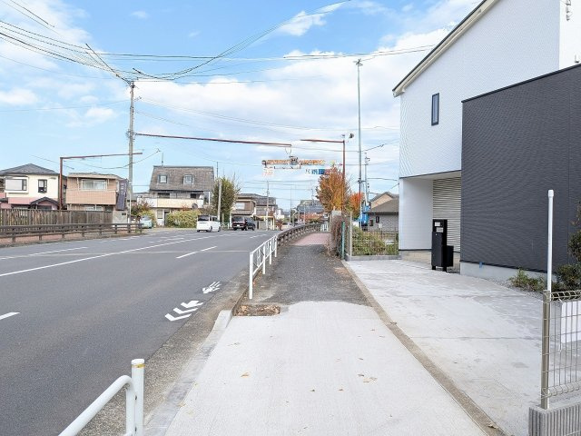 八王子市　めじろ台　新築一戸建ての前面道路含む現地写真|～西側18.8ｍ道路に面しています～